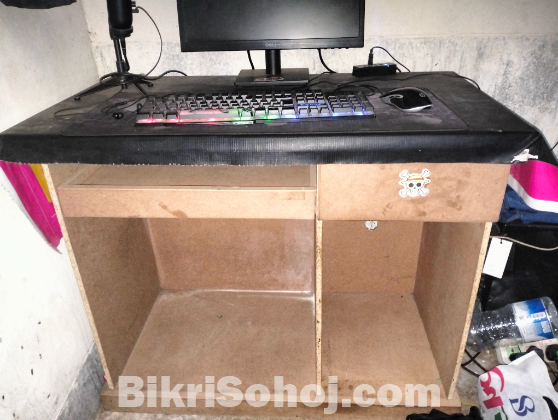 Computer desk